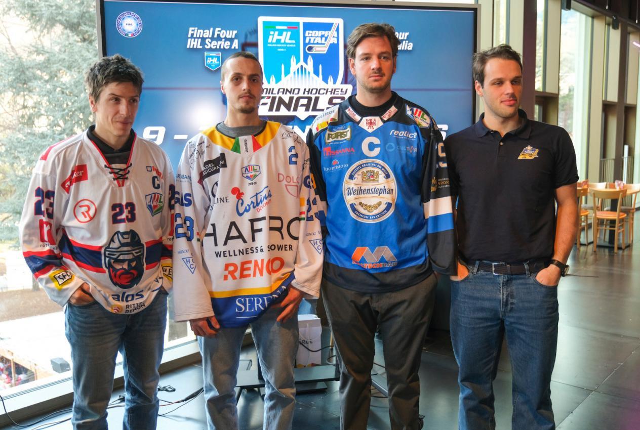 De gauche à droite, Simon Kostner (Rittner Buam), Filippo Pompanin (SG Cortina), Paul Eisendle (Wipptal Broncos) et Gregorio Gios (HC Asiago). © Max Pattis