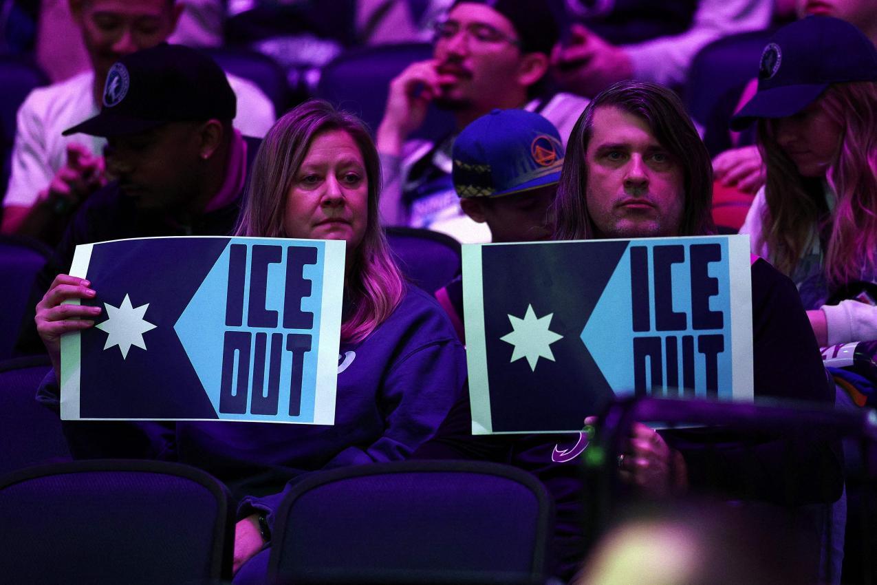 Zuschauer protestieren gegen die ICE. © APA / DAVID BERDING