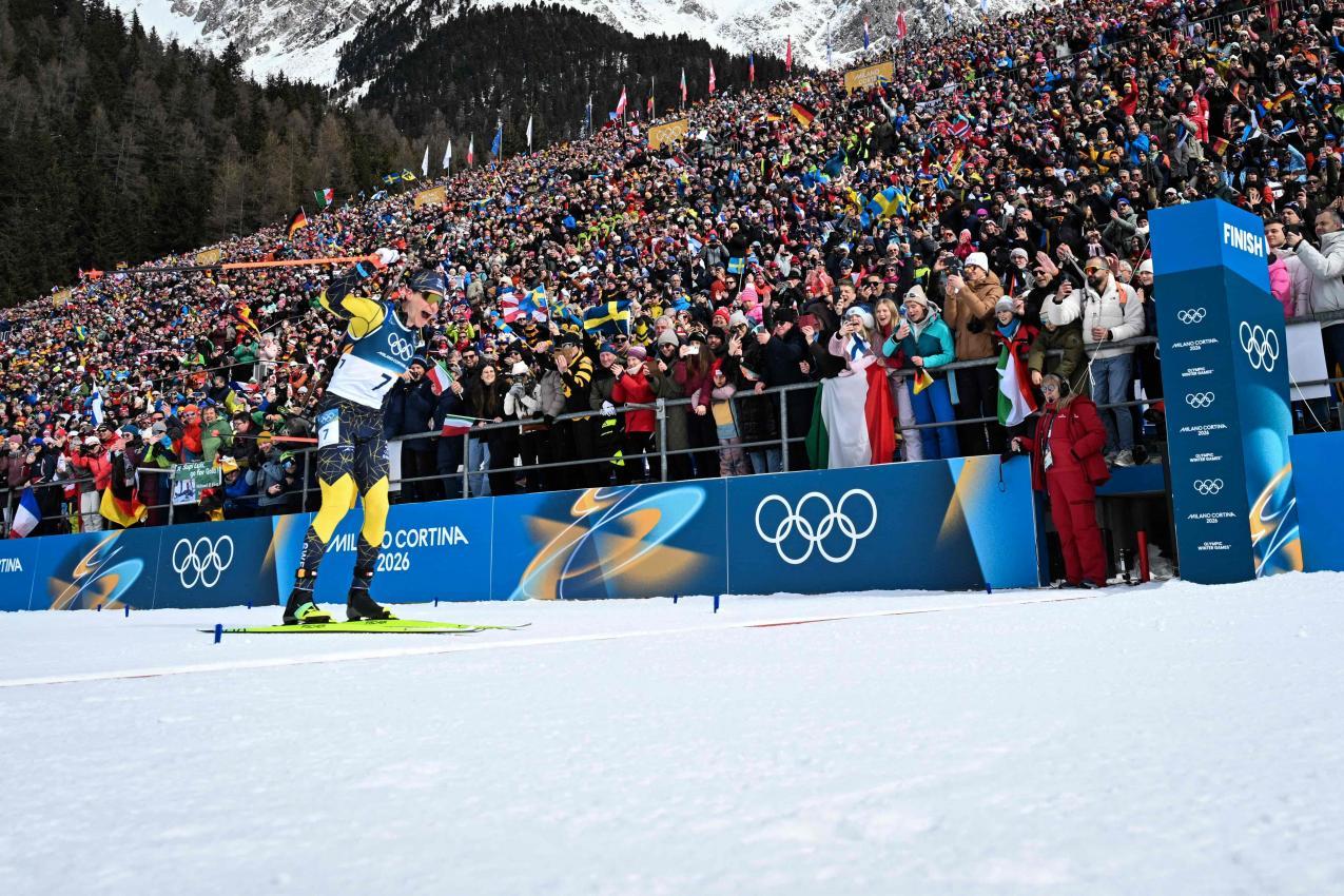 Martin Ponsiluoma kürte sich in der ausverkauften Biathlon-Arena in Antholz erstmals zum Olympiasieger. © APA/afp / ODD ANDERSEN