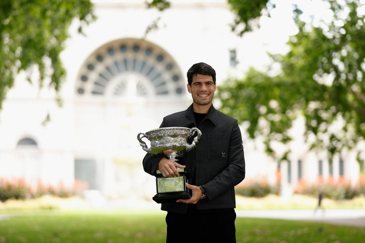 Alcaraz mit der Siegertrophäe. © ANSA / ROB PREZIOSO