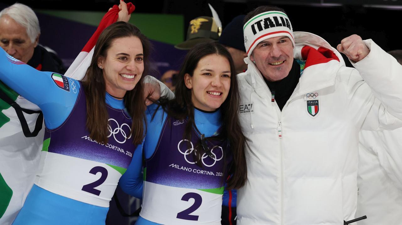 Andrea Vötter und Marion Oberhofer mit ihrem Trainer und zweifachen Olympia-Champion Armin Zöggeler © Felice Calabro'
