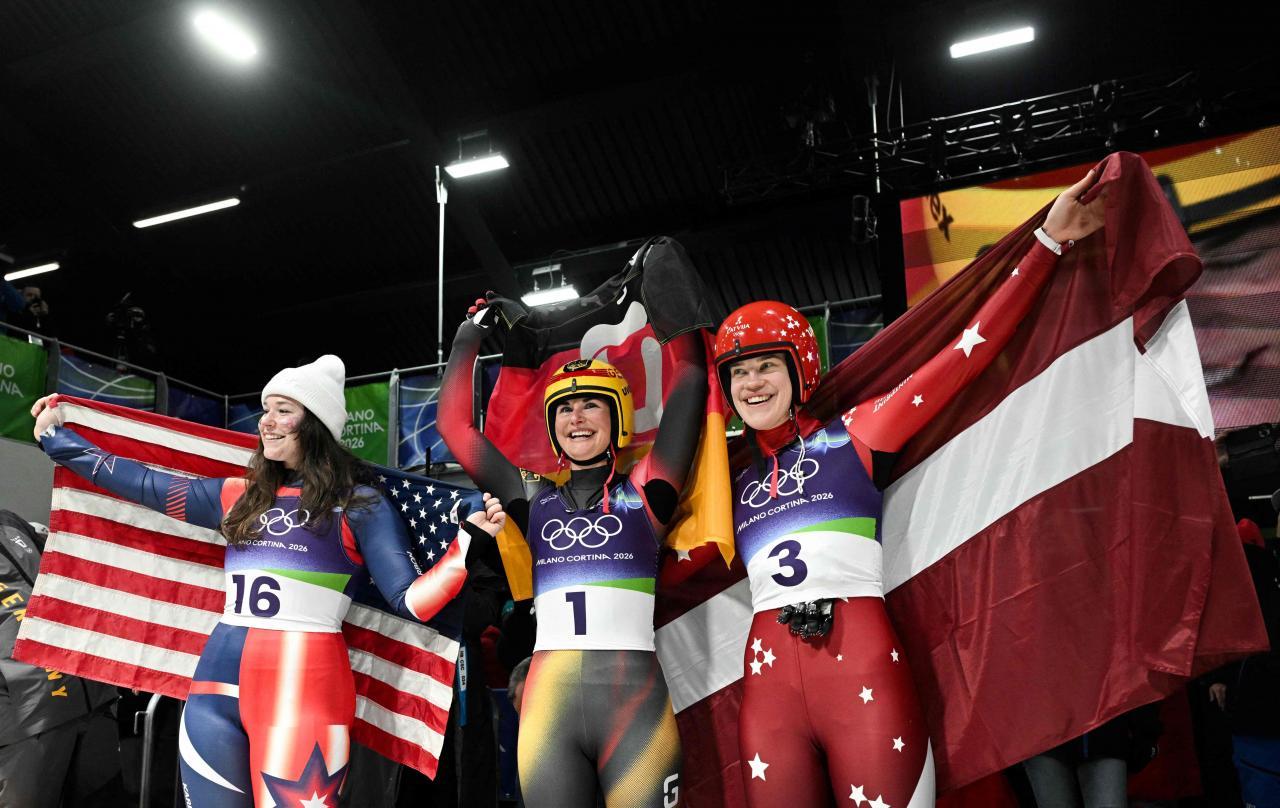 Ashley Farquharson, Julia Taubitz und Elina Botina (v.l.) jubeln über Olympia-Edelmetall. © APA/afp / TIZIANA FABI