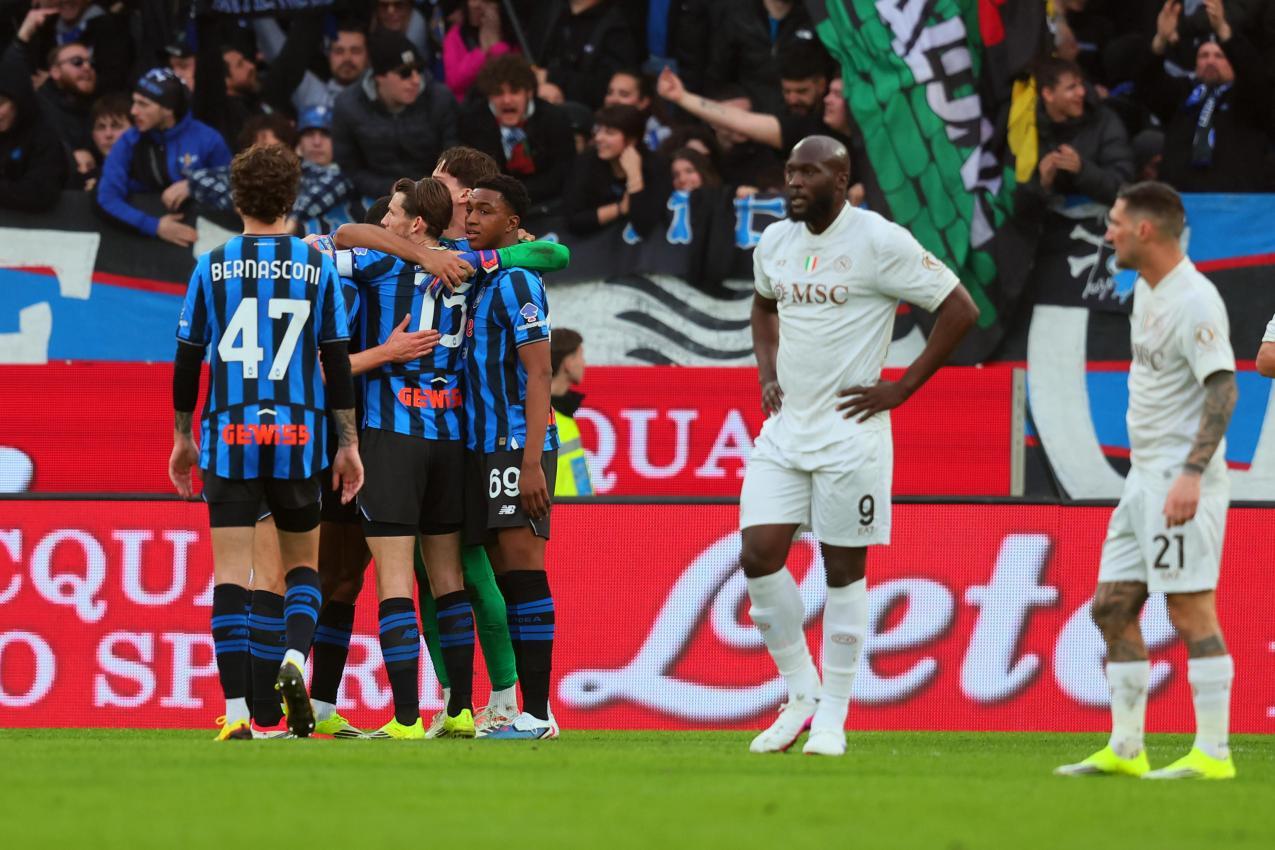 Atalanta jubelte (links), während Napoli fassungslos war. © ANSA / MICHELE MARAVIGLIA