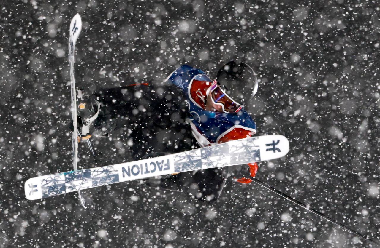 Auch vom dichten Schneefall ließ er sich nicht aufhalten. © ANSA / ALEX PLAVEVSKI