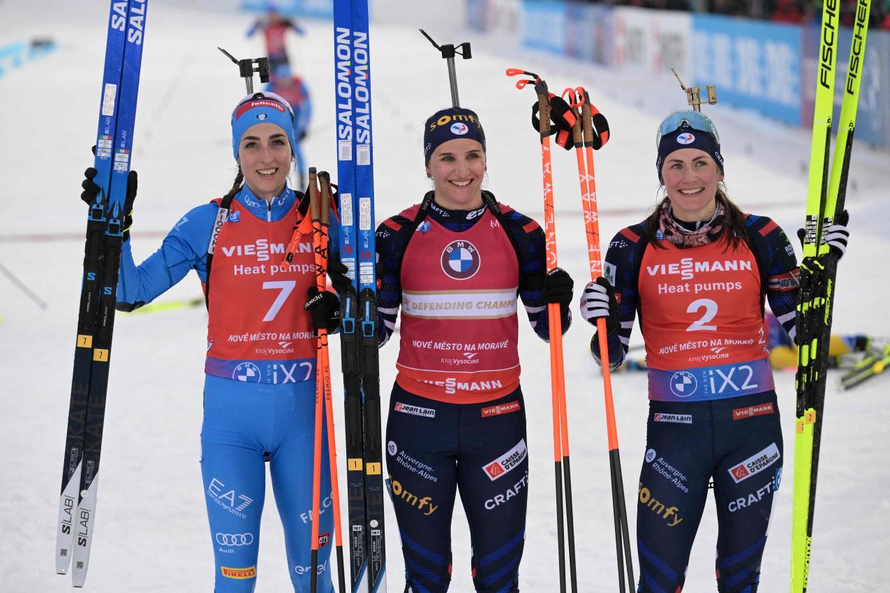 Auf der Strecke können sich Julia Simon (Mitte) und Justine Braisaz-Bouchet (rechts) ein gemeinsames Lächeln abringen. © APA/afp / JOE KLAMAR