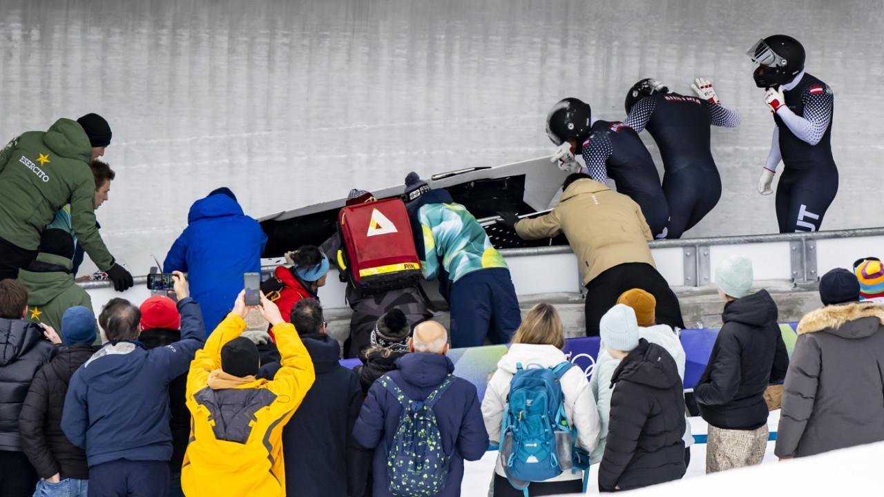 Bange Momente im Eiskanal. © APA/KEYSTONE / JEAN-CHRISTOPHE BOTT
