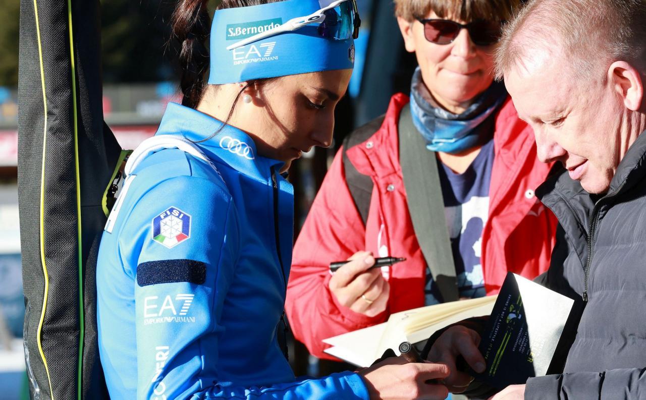 Bei Teamkolleginnen und Autogrammjägerinnen gleichermaßen beliebt: Rebecca Passler. © Pierre TEYSSOT