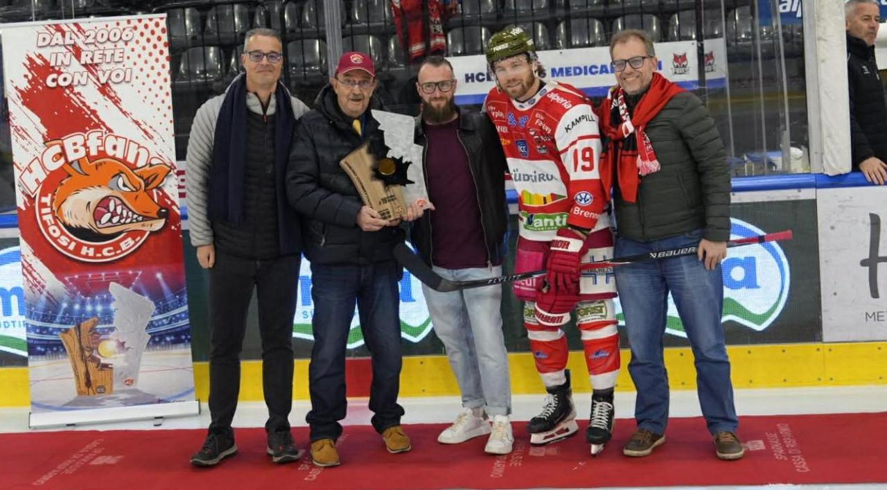 Brad McClure bekam den Preis von den Verantwortlichen der Fan-Vereinigung und Gino Pasqualottos Sohn Alex (Mitte) überreicht.