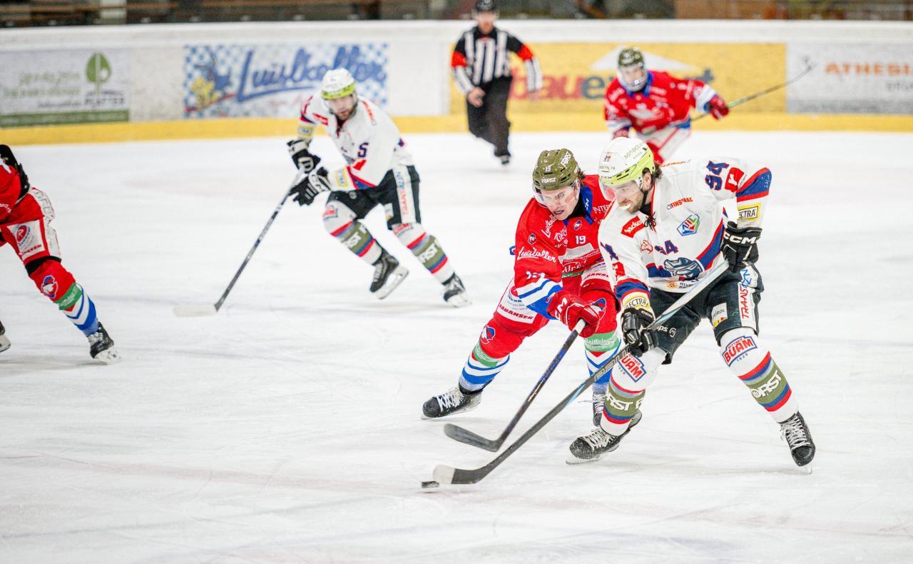 Brett Welychka und Samuel Moroder im Zweikampf. © Matthäus Kostner