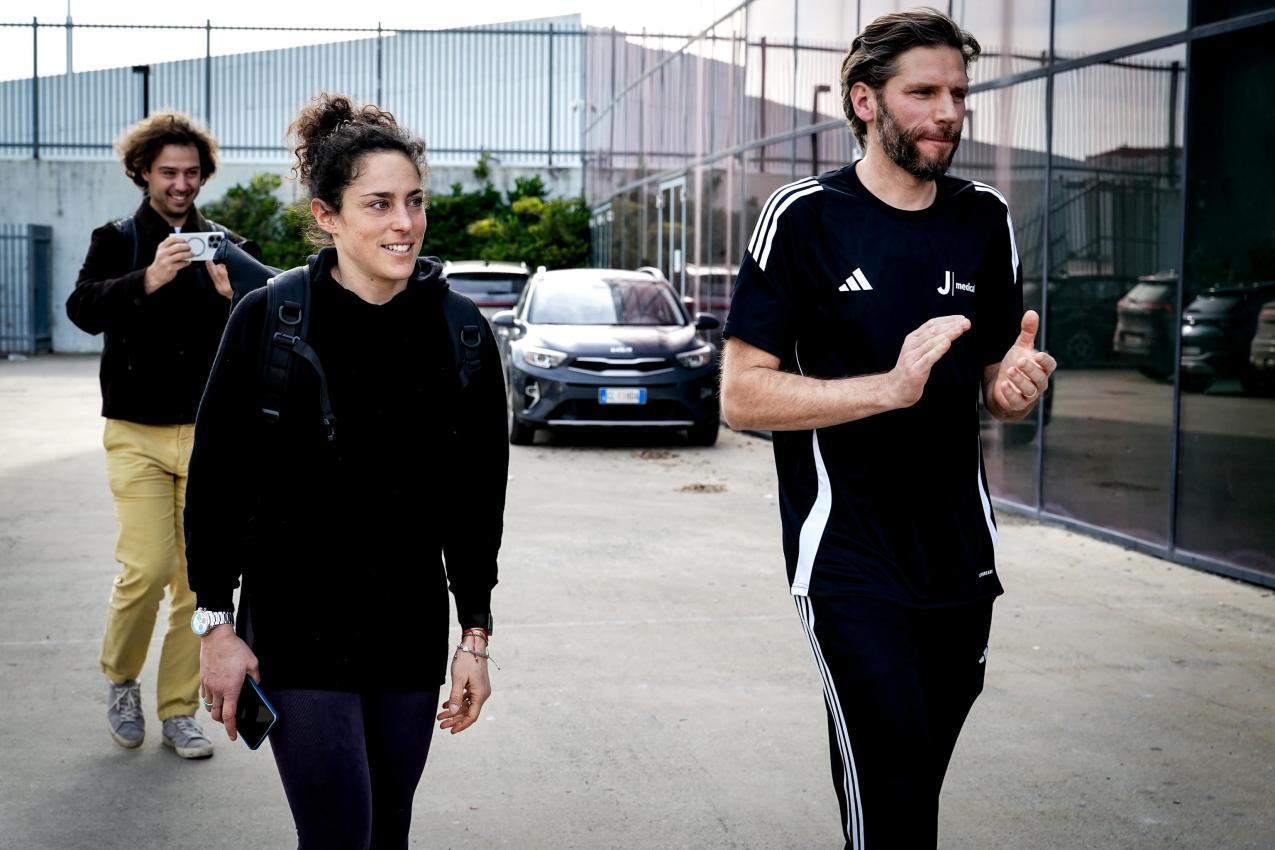 Brignone (links) verbrachte einige Tage im JMedical. © ANSA / Tino Romano