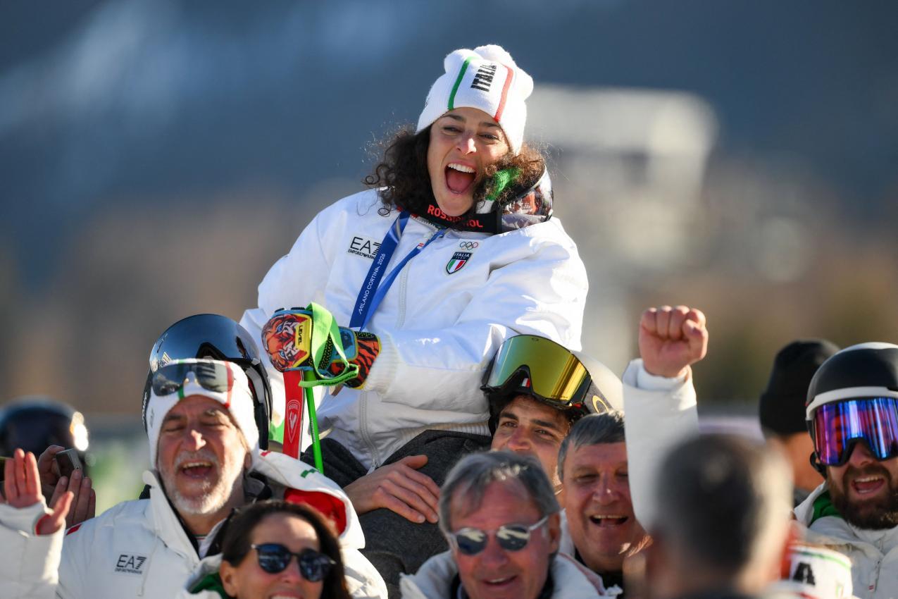 Brignone wurde von ihrem Team gefeiert. © APA/afp / MARCO BERTORELLO