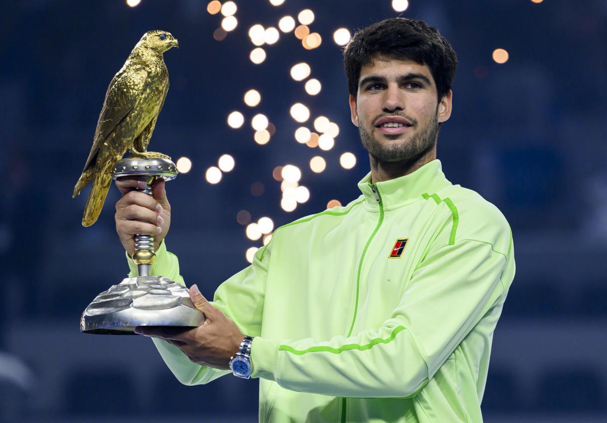 Carlos Alcaraz hat mit seinem Titel in Doha vorgelegt. © ANSA / NOUSHAD THEKKAYIL