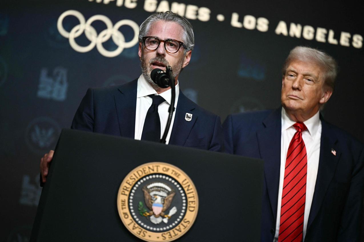 Casey Wasserman organisiert die Olympischen Spiele 2028 in Los Angeles. Rechts: US-Präsident Donald Trump. © APA/afp / BRENDAN SMIALOWSKI
