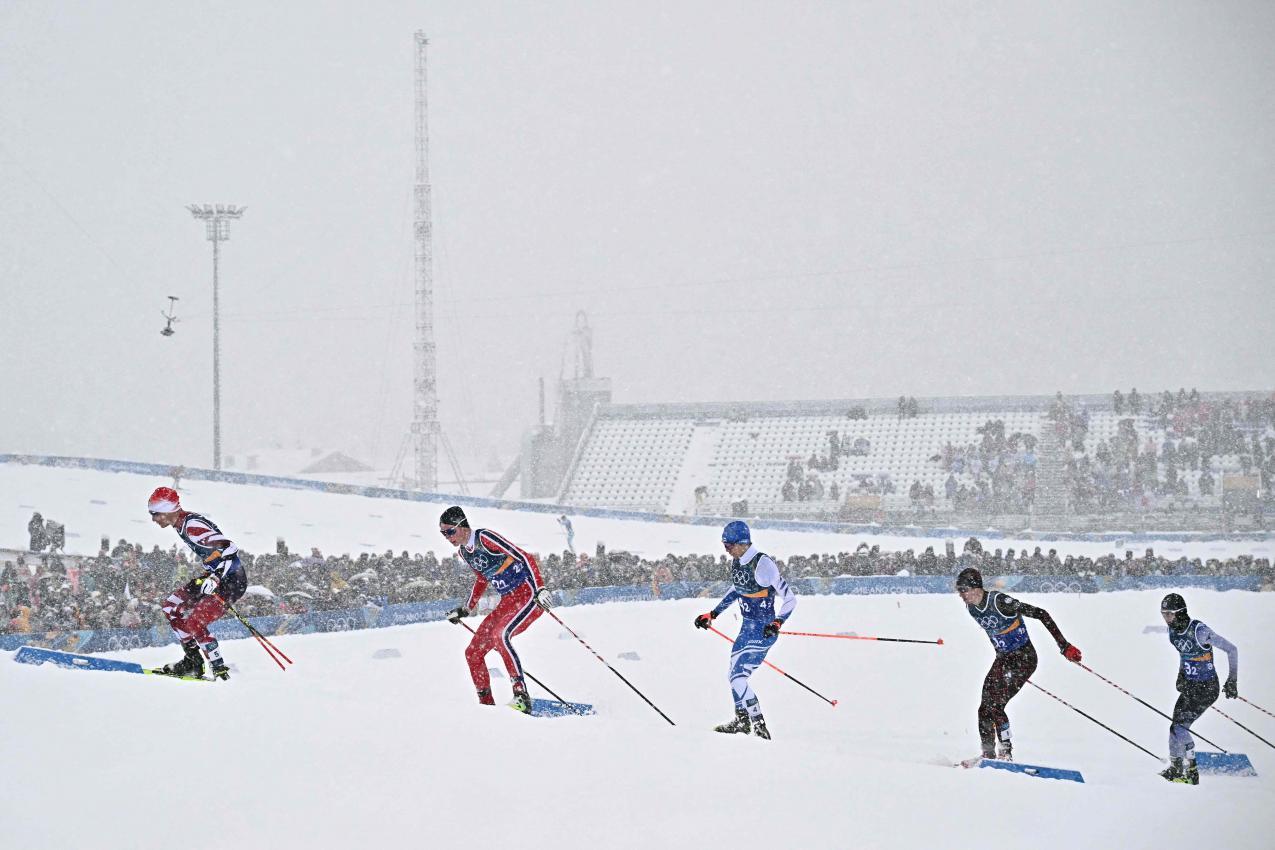 Debakel für Deutschland: Vincent Geiger (hier an 4. Stelle) und  Johannes Rydzek fielen auch noch hinter Italien zurück. © APA/afp / JAVIER SORIANO