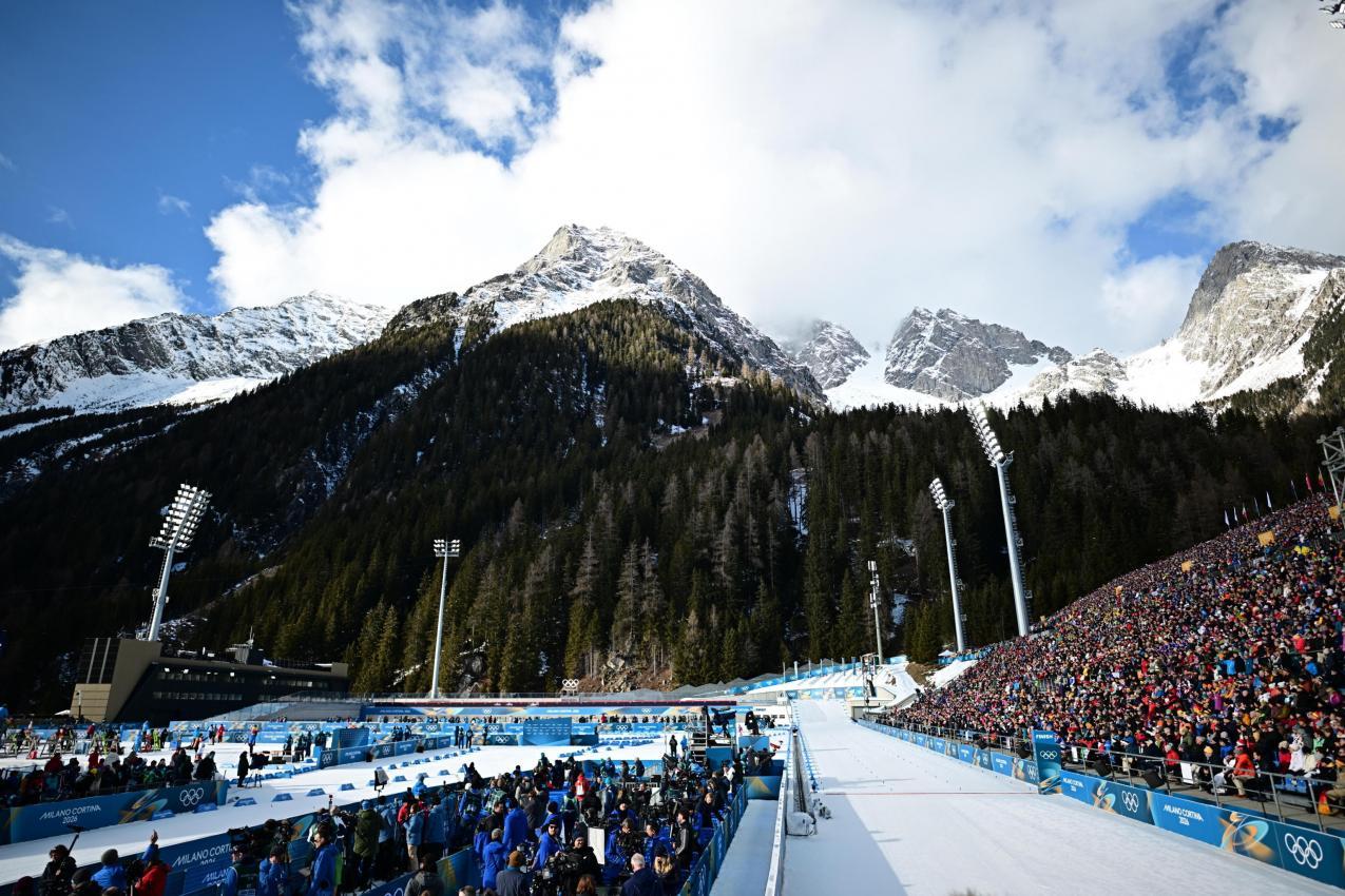 Die Antholzer Biathlon-Arena war bereits zum Auftakt bis auf den letzten Platz gefüllt. © ANSA / MARTIN METELKO