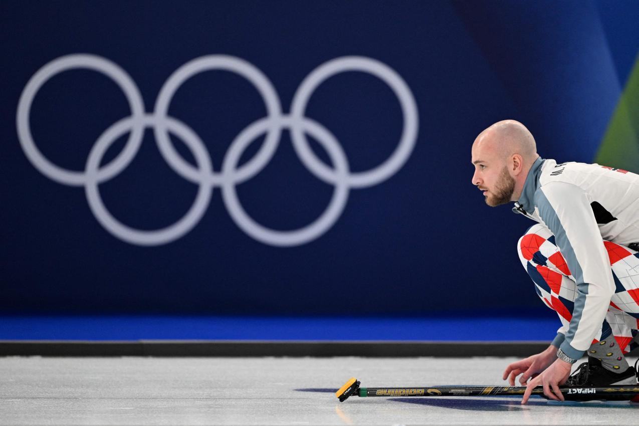 Die auffälligen Hosen sind (hier Kapitän Magnus Ramsfjell) sind eine Hommage an den ehemaligen Skip Thomas Ulsrud. © APA/afp / TIZIANA FABI