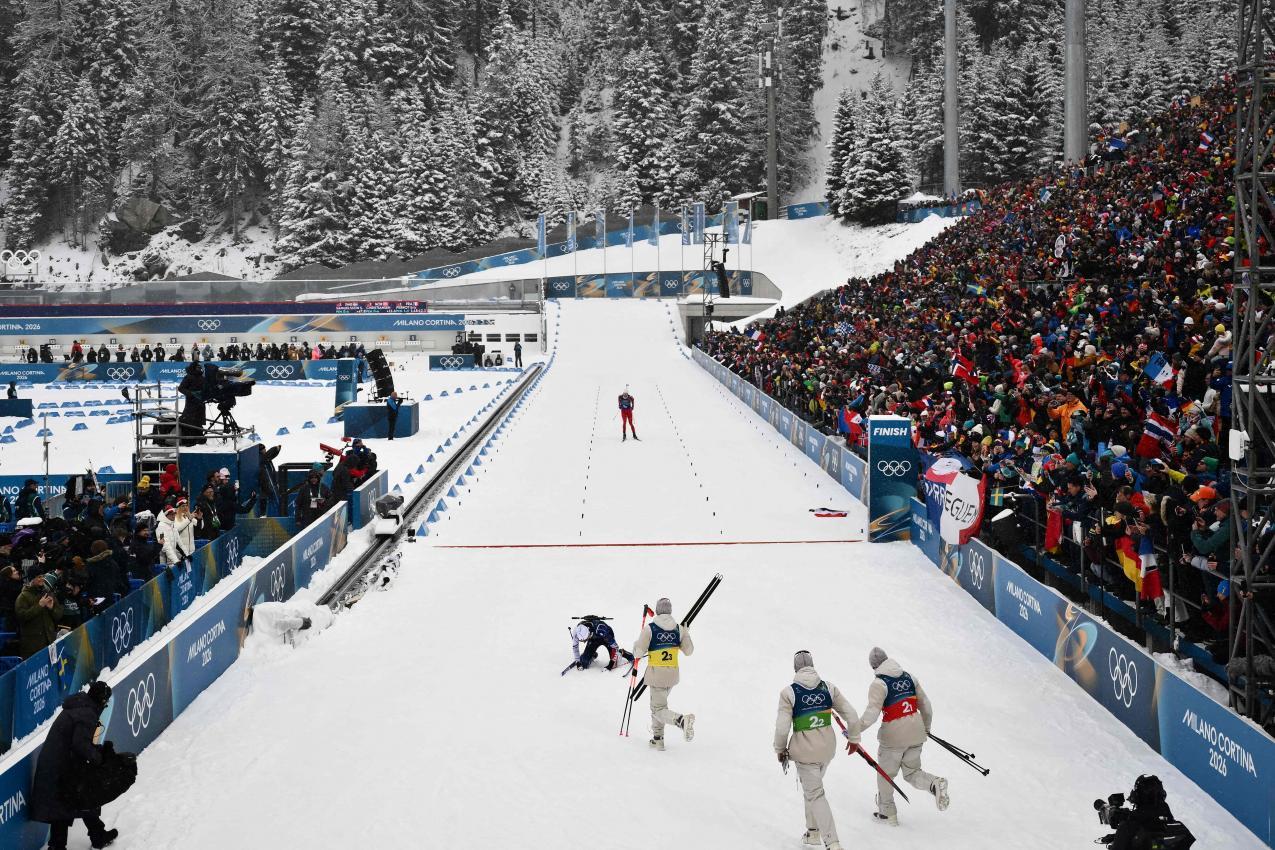 Die Franzosen jubeln in Antholz über den Olympiasieg. © APA/afp / MARCO BERTORELLO
