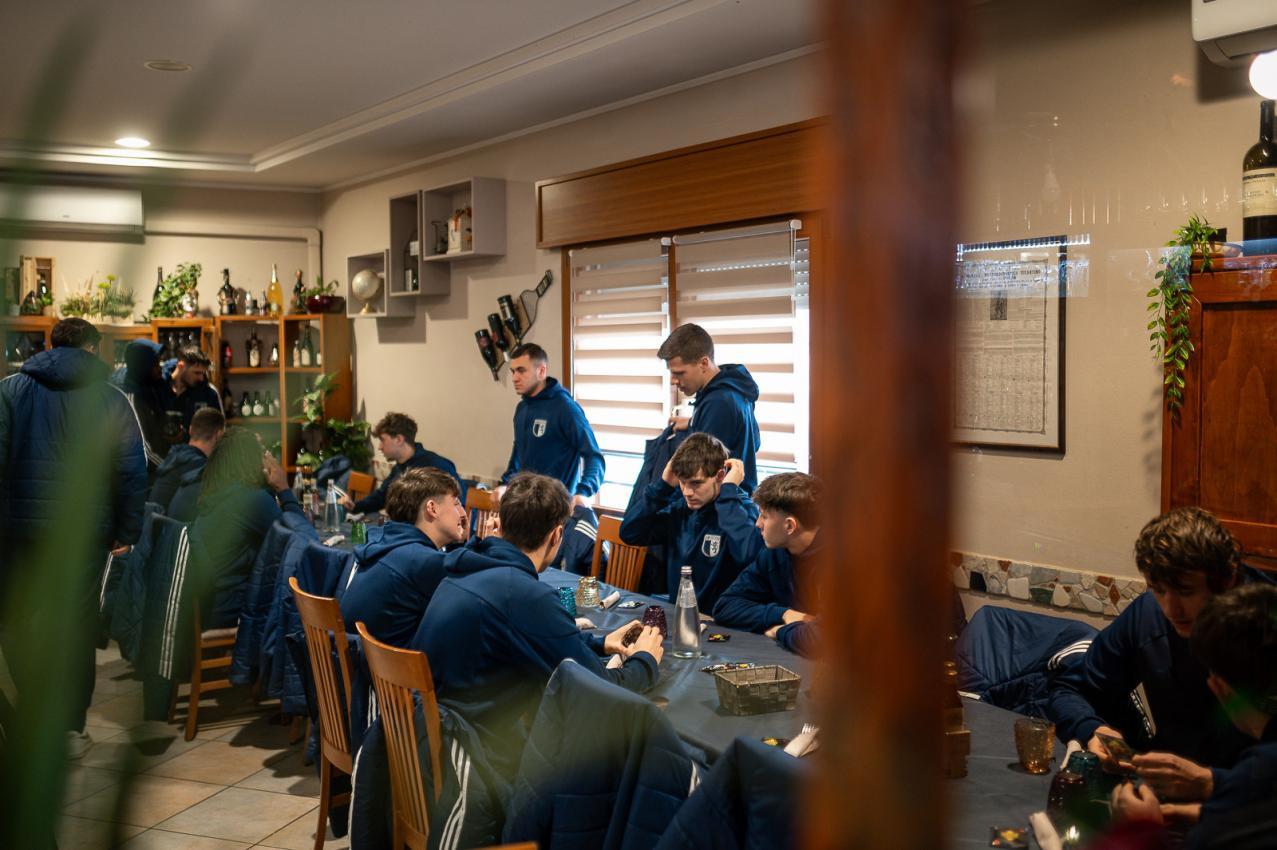 Die Obermais-Mannschaft im Restaurant. Um 11 Uhr gibt es Mittagessen.