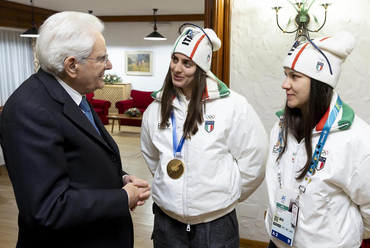 Die Rodel-Damen im Gespräch mit Mattarella. © ANSA / Paolo Giandotti