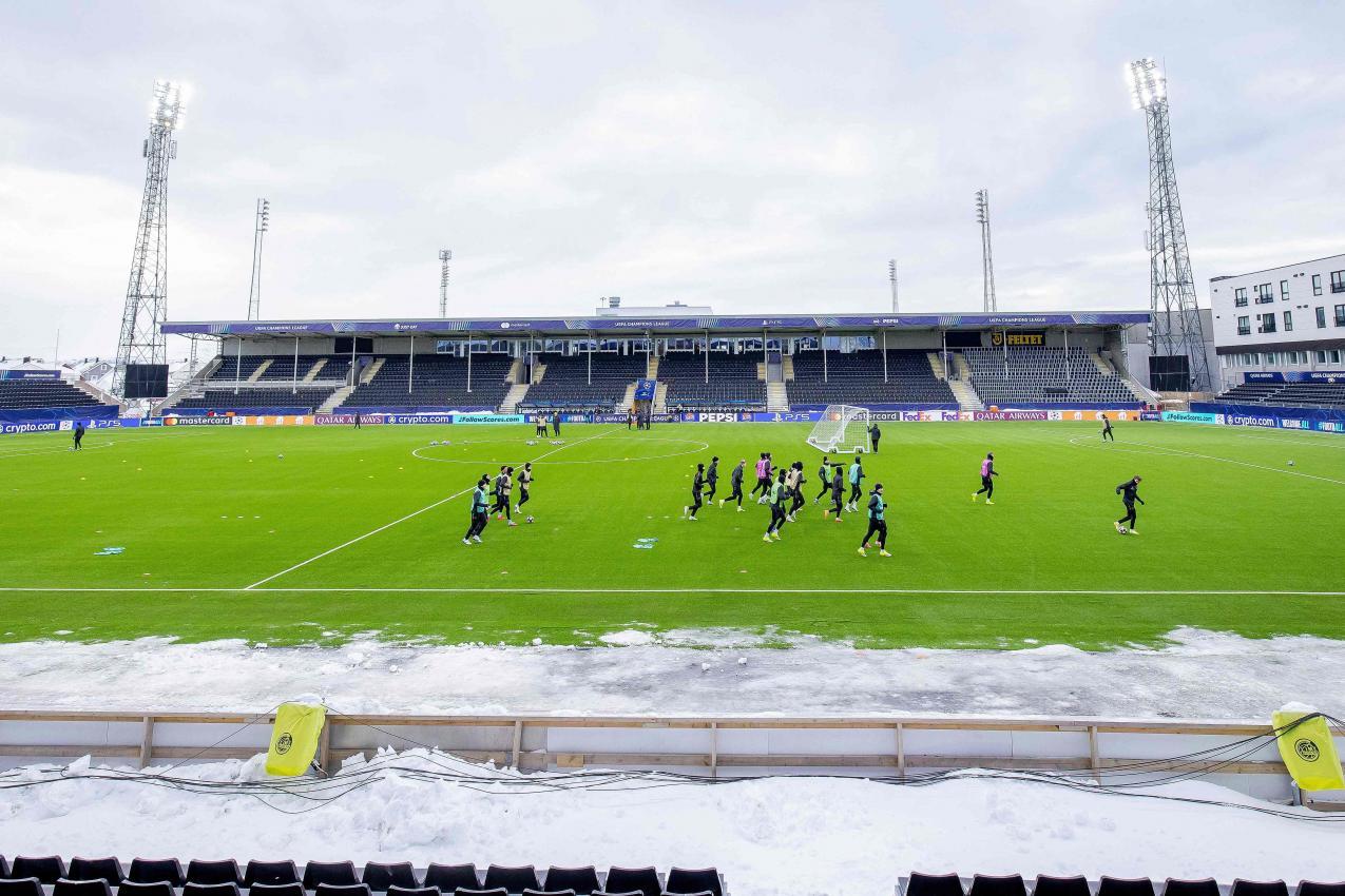 Die Spieler von Bodo/Glimt beim Training im Stadion. © APA/afp / THOMAS ANDERSEN