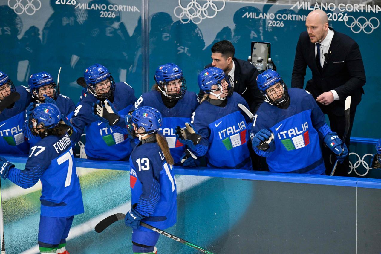 Die Südtirolerin Laura Lobis (Nummer 13) jubelt mit den Azzurre. © APA/afp / ALEXANDER NEMENOV
