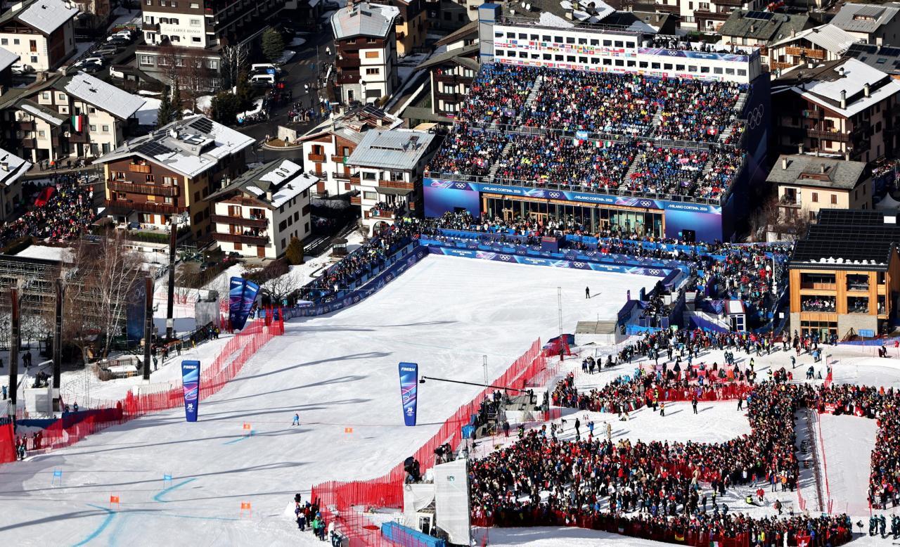 Die Tribüne war an den Renntagen bisher immer voll. © ANSA / ANNA SZILAGYI