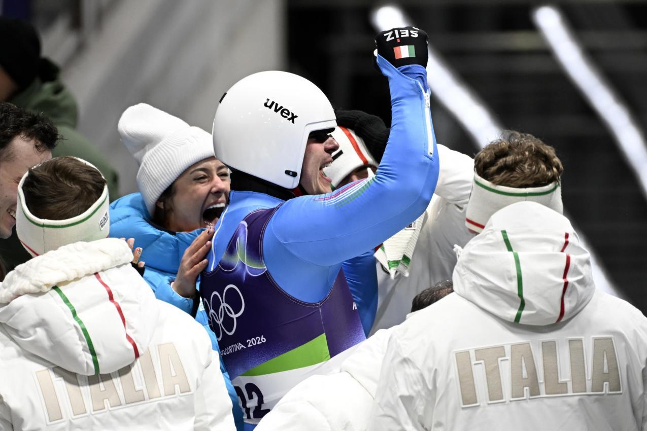 Dominik Fischnaller bejubelt Bronze, seine Ehefrau Emily (links daneben) freut sich mit. © ANSA / DANIEL DAL ZENNARO