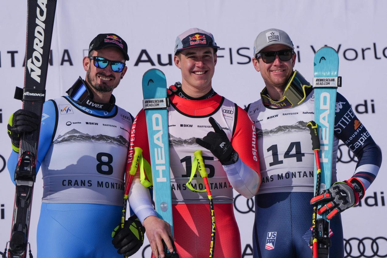 Dominik Paris (l.), Sieger Franjo von Allmen und Ryan Cochran-Siegle (3.) in Crans Montana. © APA/afp / MAXIME SCHMID