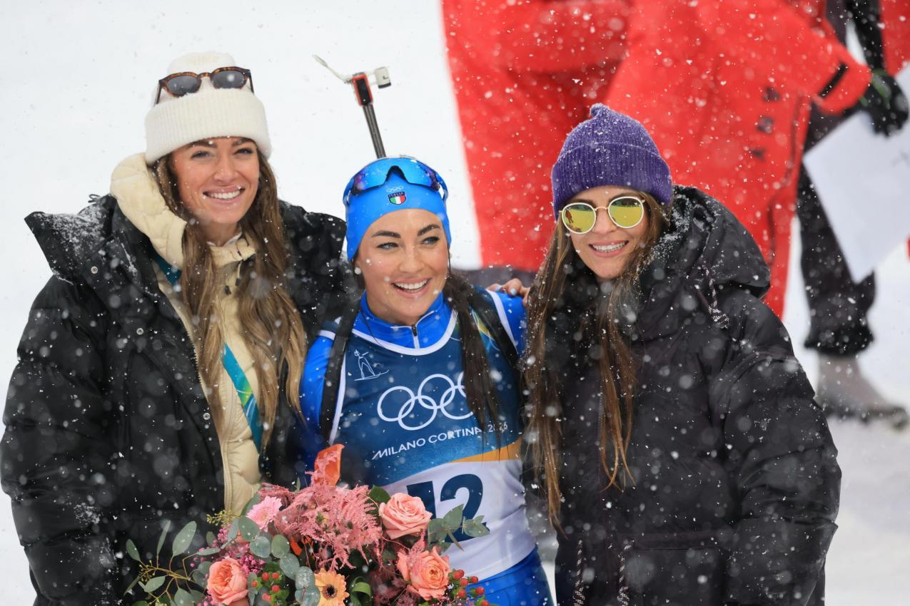 Dorothea Wierer mit ihren Schwestern Magdalena (l.) und Caroline (r.) © ANSA / PIERRE TEYSSOT