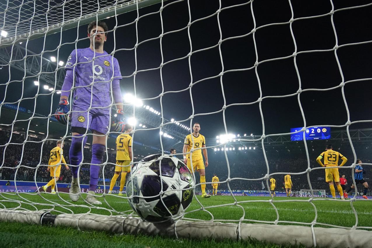 Dortmund mit Goalie Kobel ist raus. © ANSA / MICHELE MARAVIGLIA