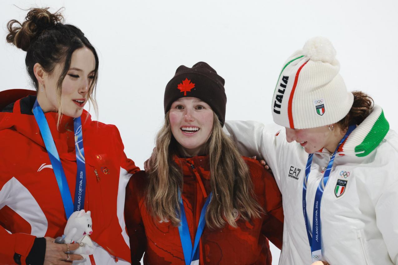 Eileen Gu, Megan Oldham und Flora Tabanelli. © ANSA / ALEX PLAVEVSKI