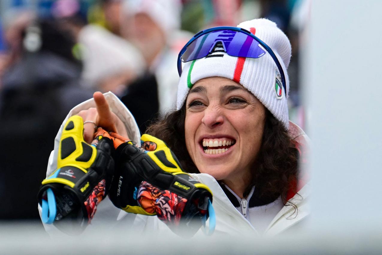 Federica Brignone freut sich über ihren märchenhaften Erfolg. © APA/afp / STEFANO RELLANDINI