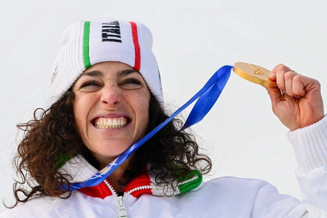 Federica Brignone mit ihrer Goldmedaille. © APA/afp / STEFANO RELLANDINI