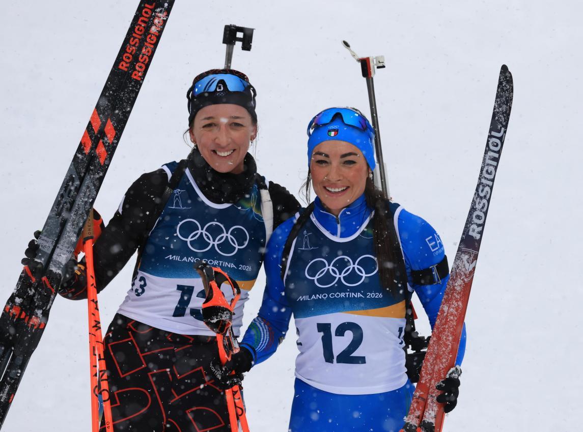 Franziska Preuß und Dorothea Wierer nach dem Massenstart in Antholz. © ANSA / PIERRE TEYSSOT