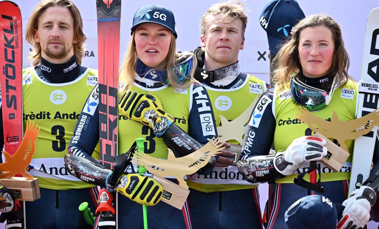 Gemeinsam standen sie schon auf dem Podium, hier beim Weltcupfinale 2023 in Andorra: Thea Louise Stjernesund (2. von links) und Timon Haugan (3. von links). © AFP / LIONEL BONAVENTURE