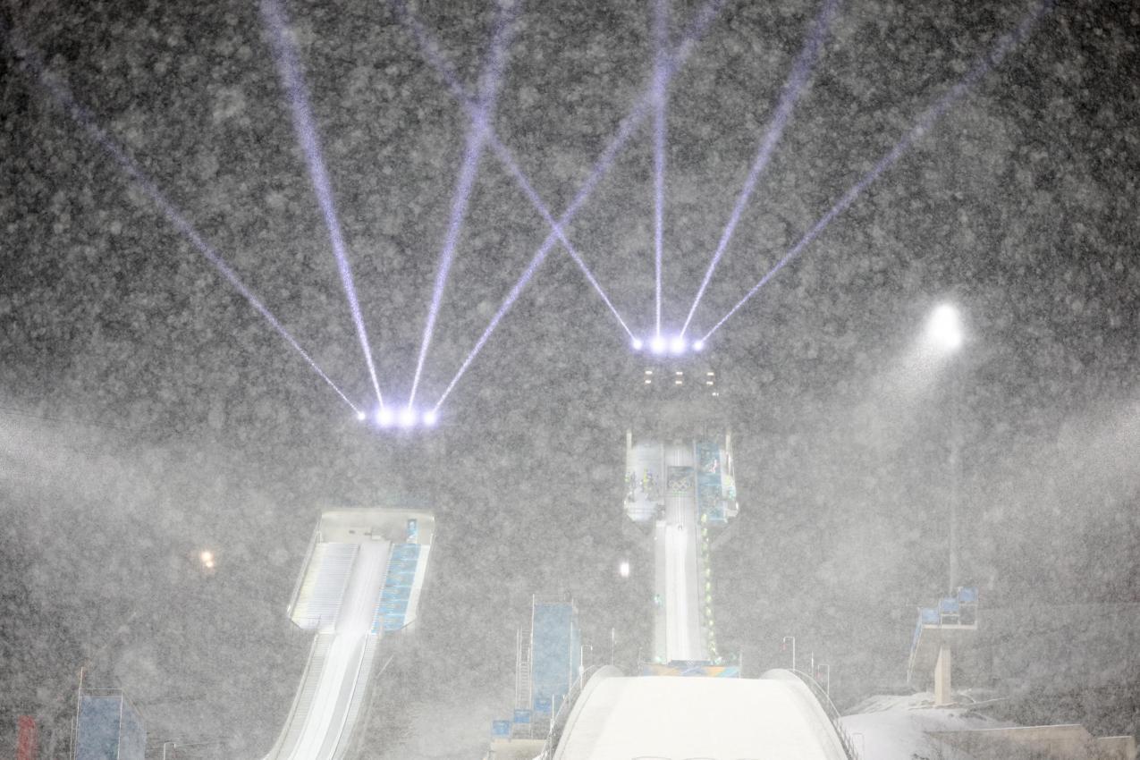 In Predazzo setzte starker Schneefall ein. © ANSA / HANNIBAL HANSCHKE