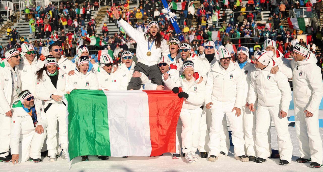 Italiens Nationalteam ließ Lisa Vittozzi gebührend hochleben. © AFP / ODD ANDERSEN