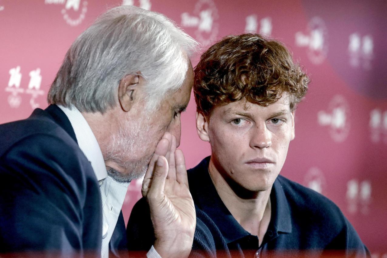 Jannik Sinner mit Giovanni Malagò, dem Präsidenten der Fondazione Milano Cortina. © ANSA / Mourad Balti Touati