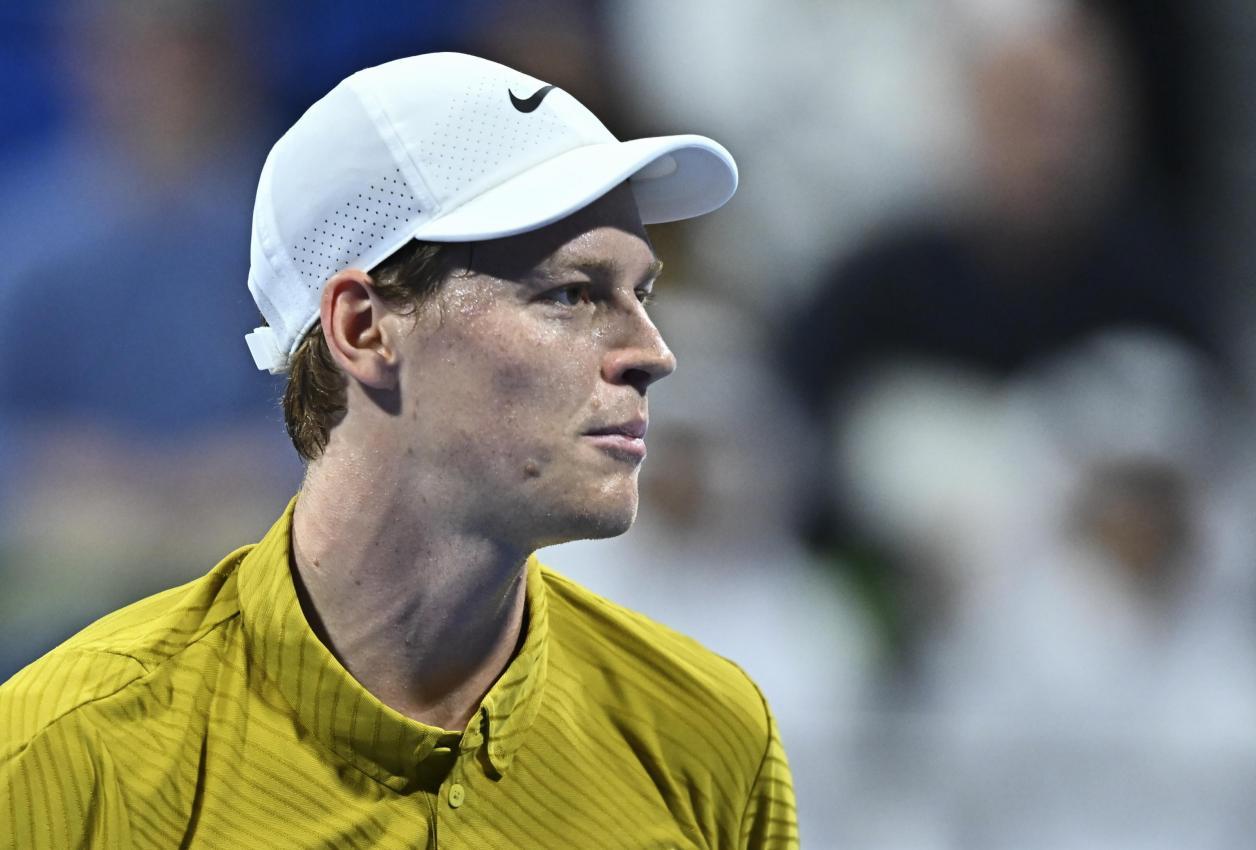 Jannik Sinner verlor den ersten Satz im Tiebreak. © ANSA / NOUSHAD THEKKAYIL