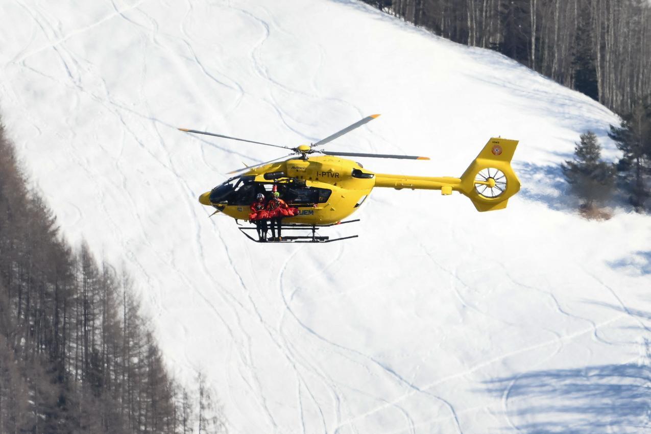 Lindsey Vonn musste mit dem Helikopter abtransportiert werden. © APA/afp / MARCO BERTORELLO