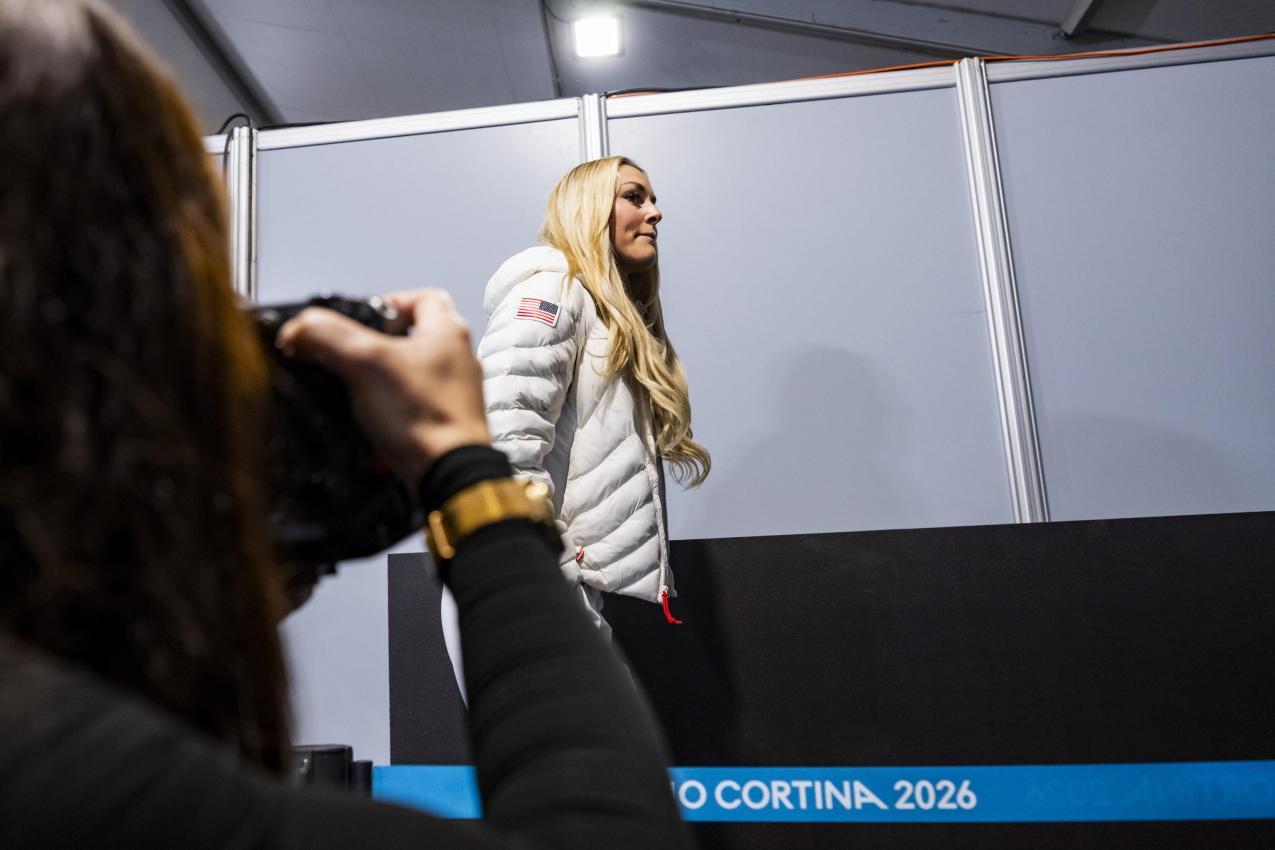 Lindsey Vonn vor der Pressekonferenz in Cortina d'Ampezzo. © ANSA / JEAN-CHRISTOPHE BOTT
