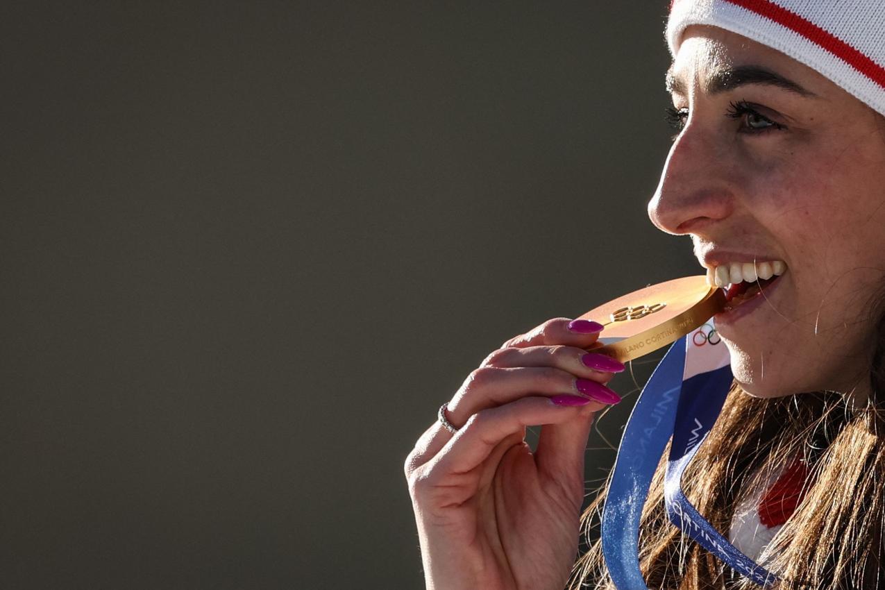 Lisa Vittozzi mit ihrer Goldmedaille. © APA/afp / ODD ANDERSEN