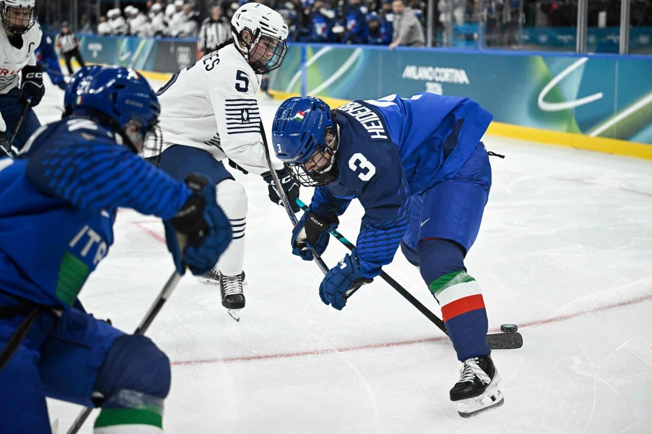 Manuela Heidenberger (rechts) sorgt mit Italiens Damen für Furore. © APA/afp / JULIEN DE ROSA