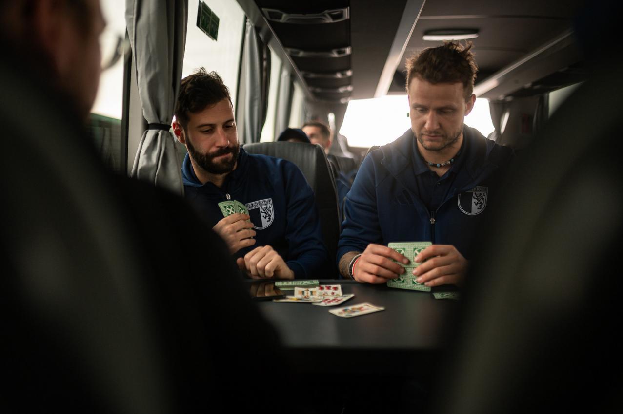 Martin Ciaghi und Marco Paulmichl (r.) beim Kartenspielen.