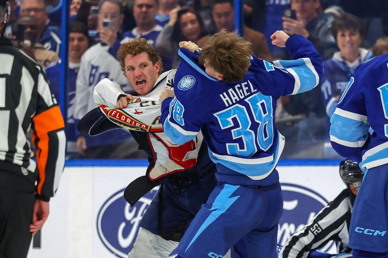 Matthew Tkachuk (links) und Brandon Hagel (rechts) ließen die Fäuste sprechen. © APA / MIKE CARLSON