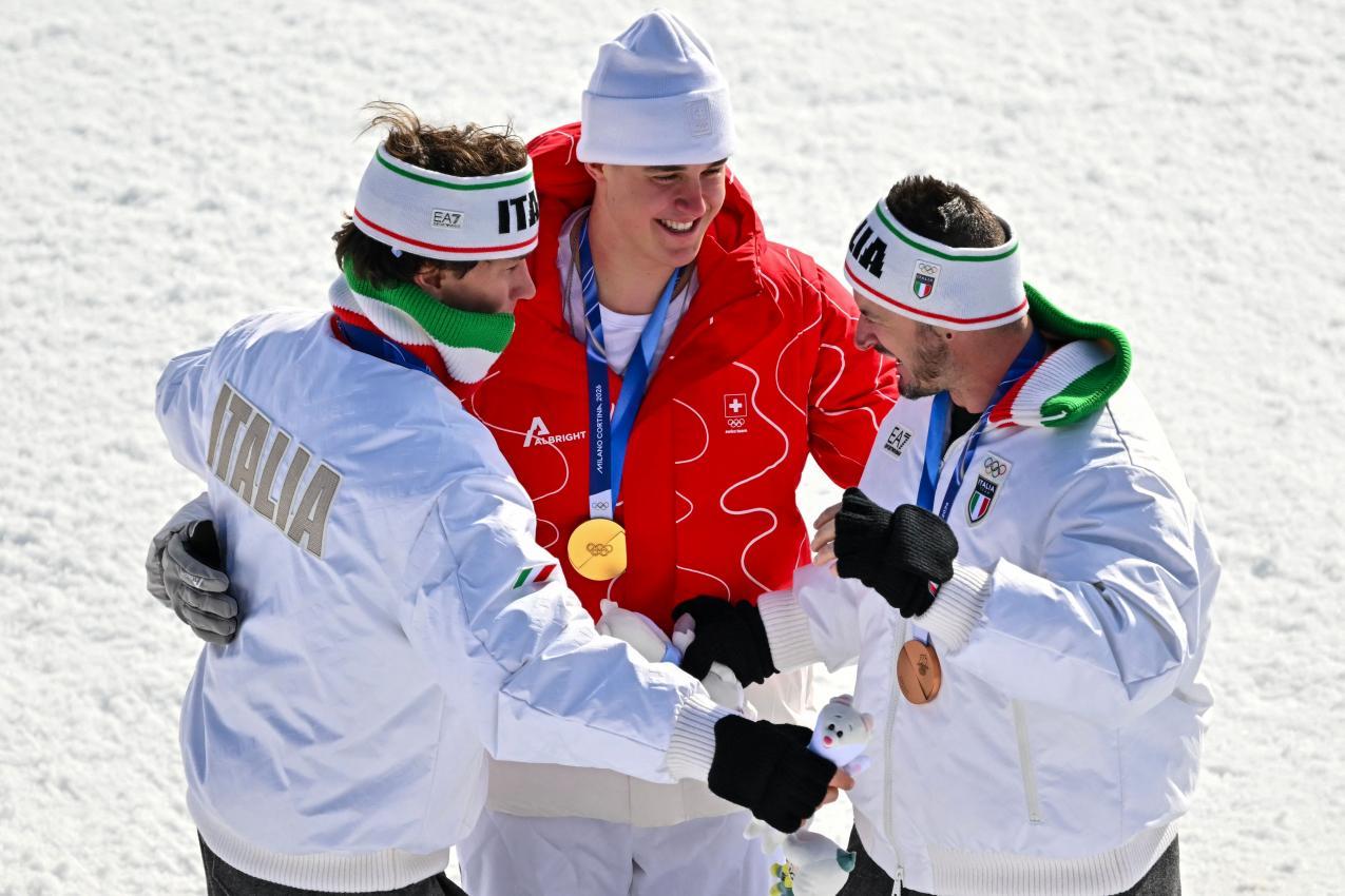 Medaillengewinner unter sich: Paris, von Allmen und Franzoni (v.r.). © APA/afp / FABRICE COFFRINI