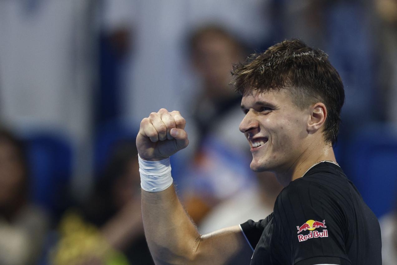 Mensik bejubelt seinen großen Erfolg. © APA/afp / KARIM JAAFAR