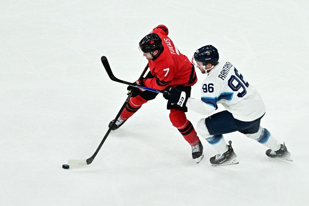 Mikko Rantanen (rechts) erzielte das 1:0 für Finnland. © APA/afp / JULIEN DE ROSA