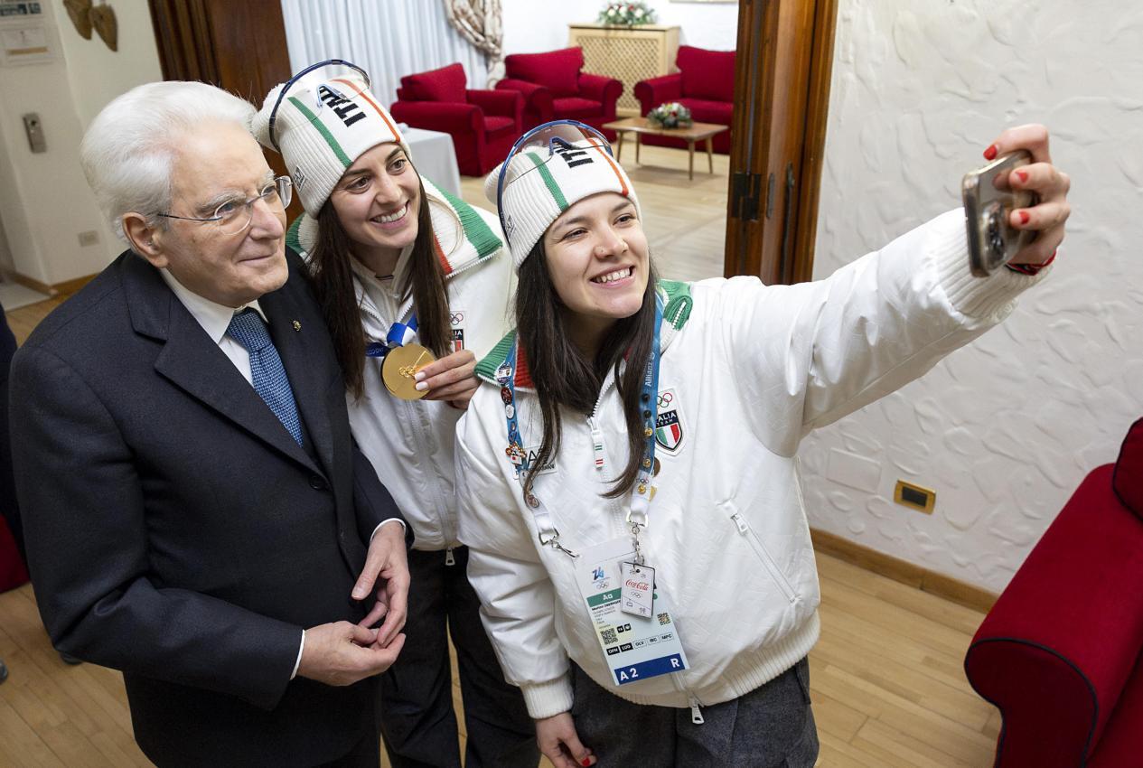 Nach der Goldfahrt gab es für Oberhofer (rechts) und Vötter (Mitte) noch ein Selfie mit Staatspräsident Sergio Mattarella. © ANSA / Paolo Giandotti