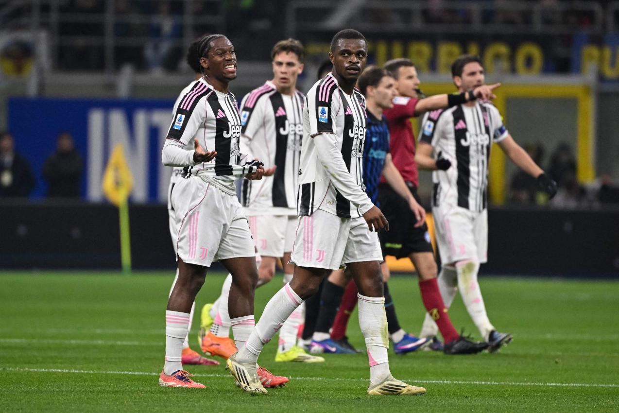 Nach endlosen Diskussionen musste Pierre Kalulu vom Feld. © APA/afp / PIERO CRUCIATTI